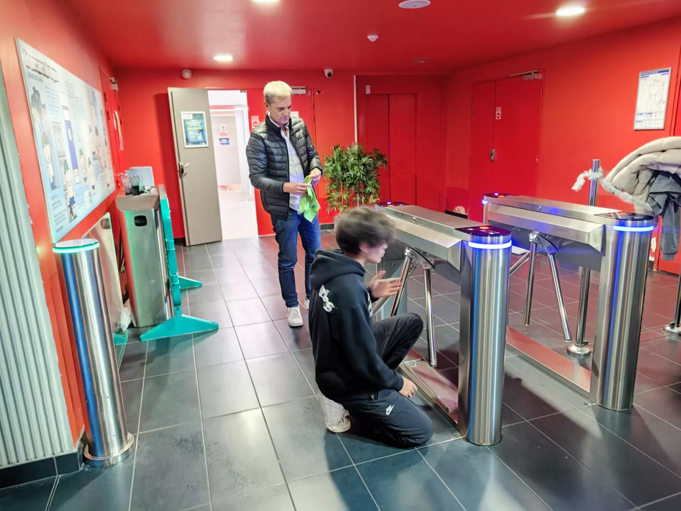 un travail soigné, pour le maximum d'érgonomie - Dépose de l'ancien dispositif de controle d'accès )