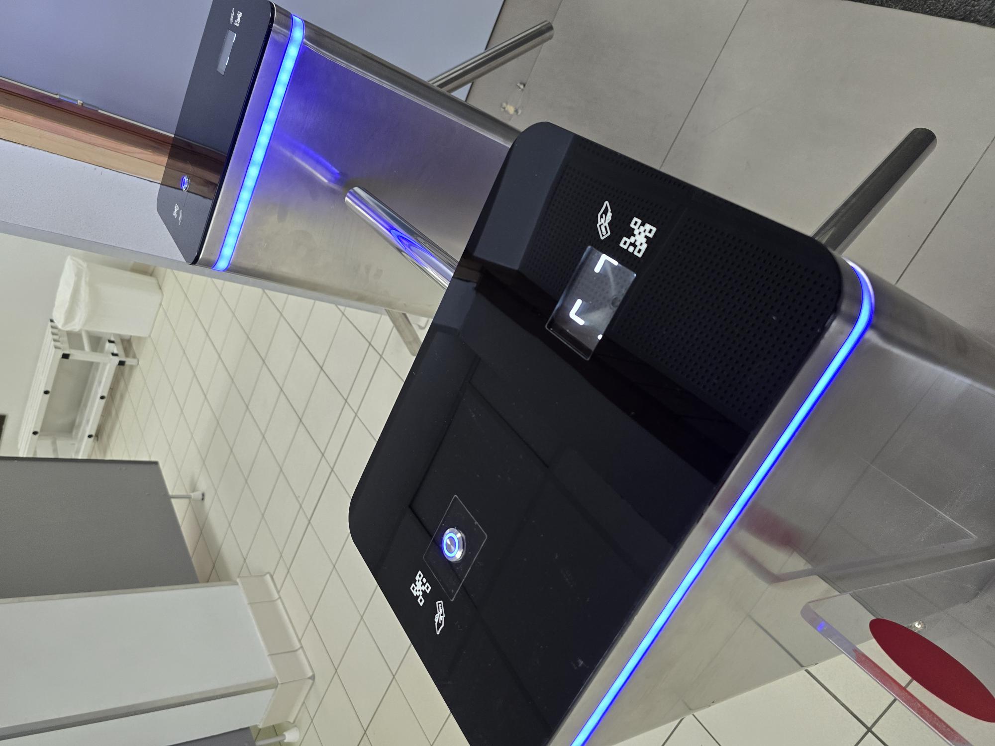 Lecteur bi-technologie RFID et QR code avec bouton de passage et indicatif lumineux — tripode de la piscine du Morel