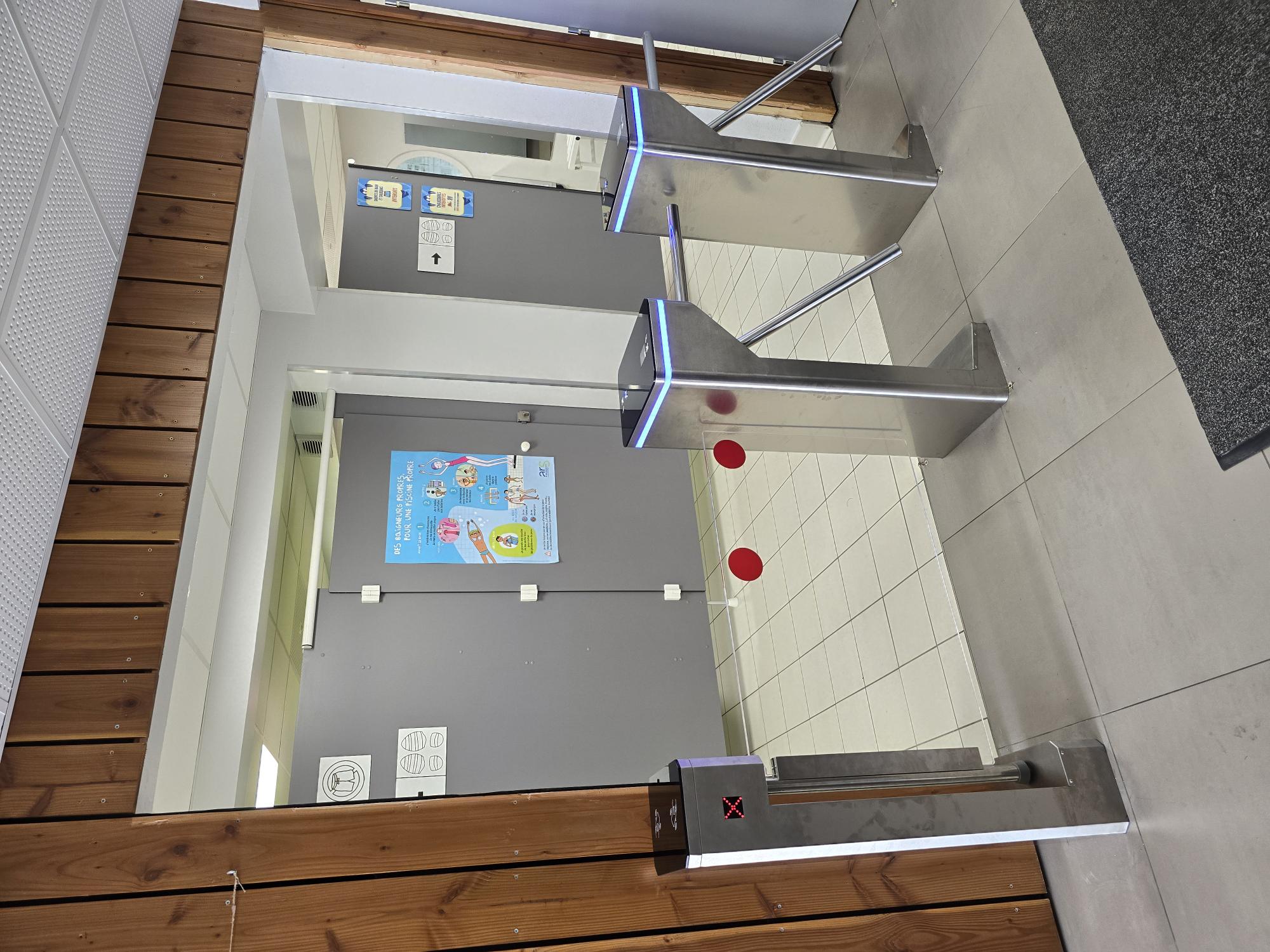 Entrée de la piscine du Morel : portillon PMR et deux tripodes de contrôle d'accès à lecteur RFID/QR — Aigueblanche (Savoie)