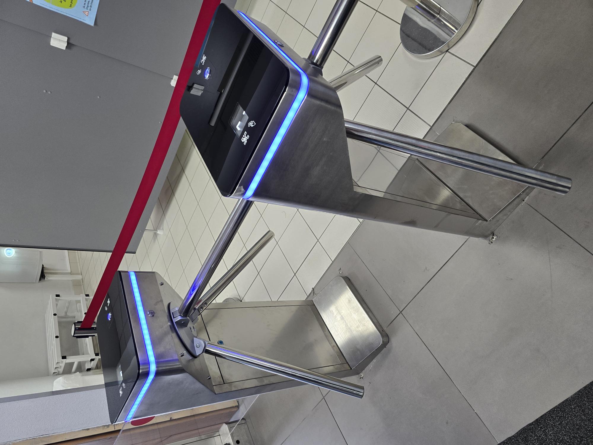 Tripodes de contrôle d'accès à lecteur QR code et RFID, bandeau LED bleu — piscine du Morel