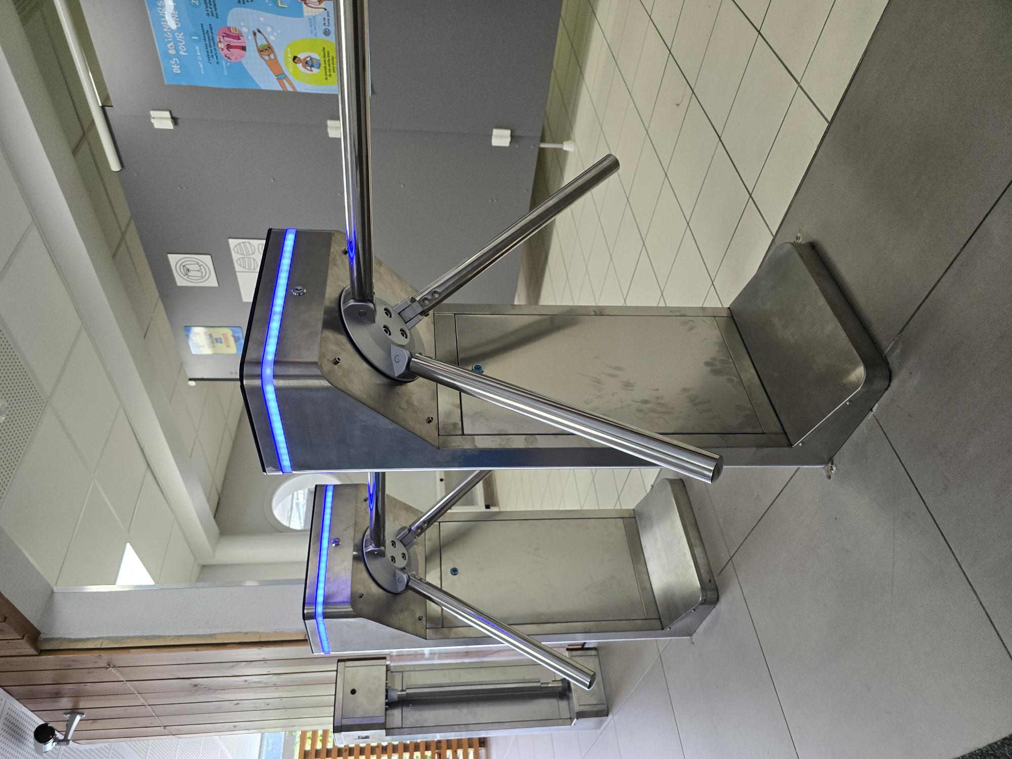 Deux tripodes de contrôle d'accès à lecteur RFID/QR code et bandeau LED bleu — piscine du Morel, Aigueblanche