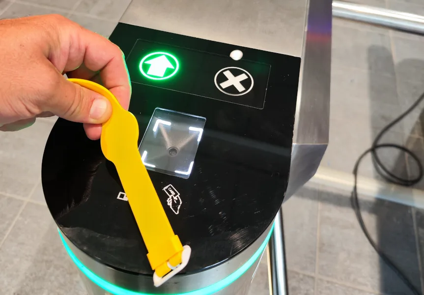 Lecteurs QR code et RFID intégrés dans les couloirs, potelets et tourniquets IDtronic